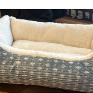 NWT. Cozy Blue and White Pet Bed